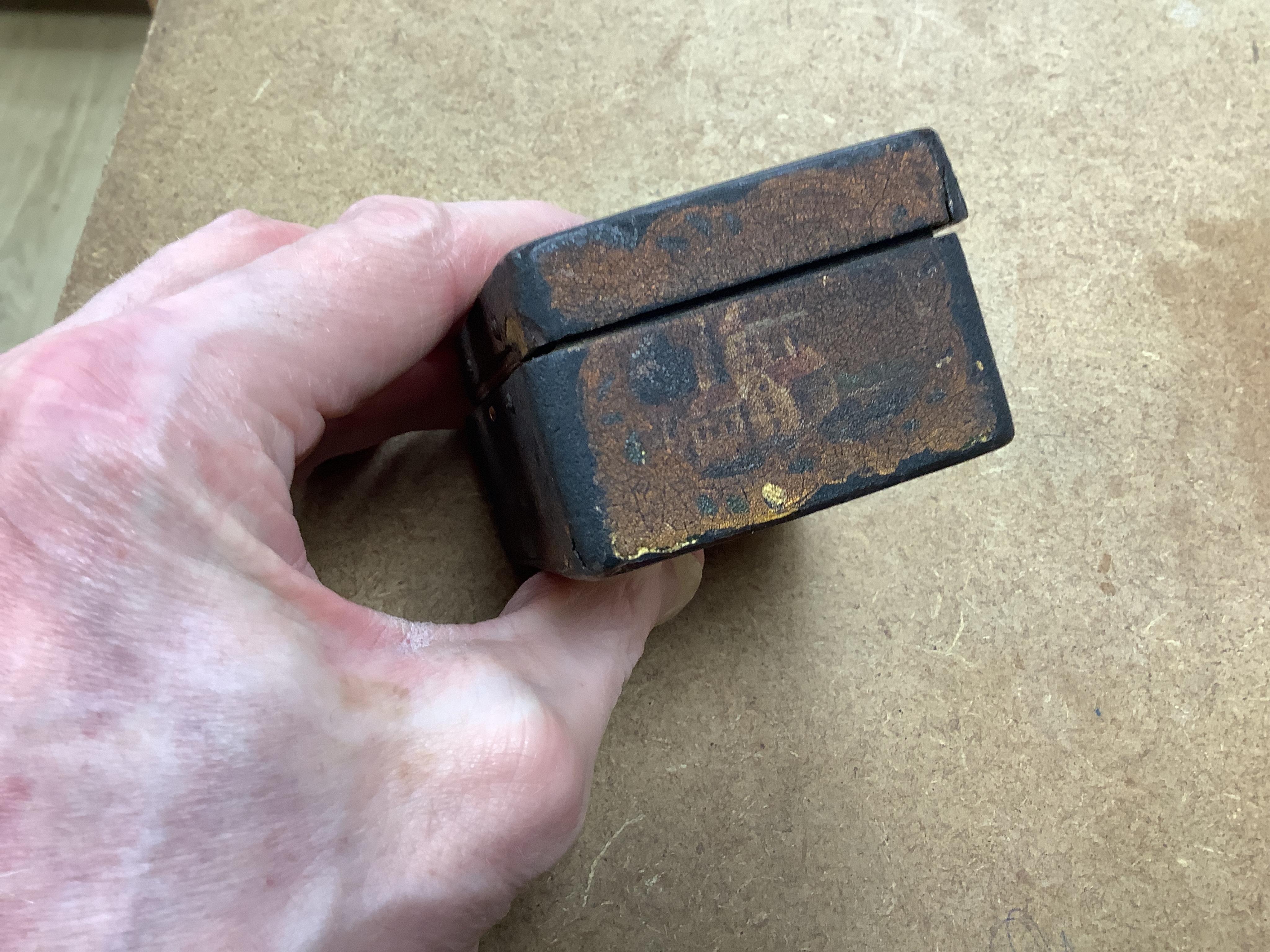 An 18th / early 19th century trinket box with inner porcelain figural painted cover, 8cm wide